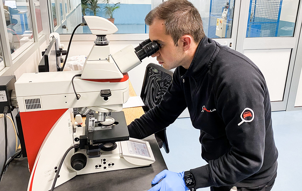 Tecnico di laboratorio specializzato per la prova di pulizia tecnica di MotivexLab